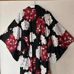 花柄カジュアル浴衣 黒赤の画像