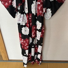 花柄カジュアル浴衣 黒赤の画像