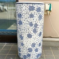 ∞ 傘立て 陶器製 直径約24センチ 花柄 割れかけなし 底部に...