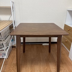 ダイニングテーブルの画像