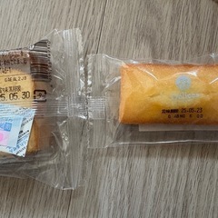 商談中お菓子とジュースセット　福岡土産あまおう苺味チロリアン　ステラおばさん　サンガリア190ml ラムネ13本　りんご13本　お茶7本　チョコ　アーモンド　紗々　フィナンシェ　パウンドケーキ　マシュマロ　飴等　カフェラテ　レッドブル　 引き取り希望の画像