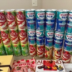 商談中お菓子とジュースセット　福岡土産あまおう苺味チロリアン　ステラおばさん　サンガリア190ml ラムネ13本　りんご13本　お茶7本　チョコ　アーモンド　紗々　フィナンシェ　パウンドケーキ　マシュマロ　飴等　カフェラテ　レッドブル　 引き取り希望の画像
