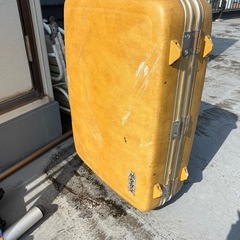 【無料】イエロー　スーツケースの画像