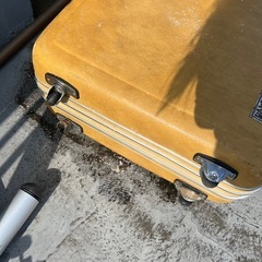 【無料】イエロー　スーツケースの画像