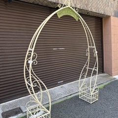 ガーデンアーチ　アンティーク調 アイアン製 プランター付き ガーデン装飾の画像
