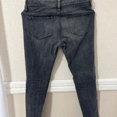 UNIQLO ダークグレー スリムフィットデニム 63.5cmの画像