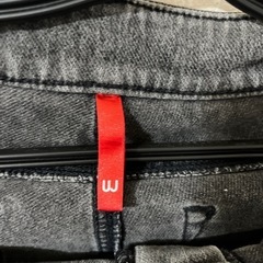 UNIQLO ダークグレー スリムフィットデニム 63.5cmの画像