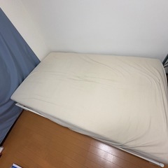 IKEA ベッドフレーム、マットレスの画像