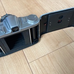 1950年製の120フィルムカメラ「FUJICA SIX」の画像