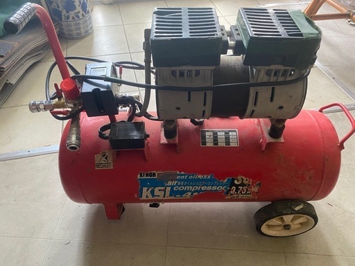 エアーコンプレッサー静音タイプ３０Ｌ