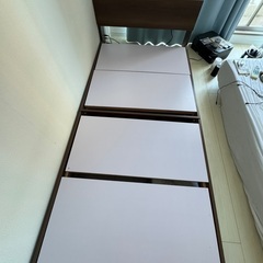 シングルベッドフレームあげます。