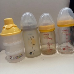 母乳瓶、ほほえみらくらくキューブの画像