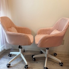 ピンクチェアー2脚の画像