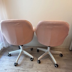 ピンクチェアー2脚の画像