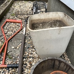 庭用花鉢、畑工具の画像