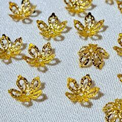 200個　ビーズキャップ　ゴールド金　花座、花芯、座金、つまみ細工の画像