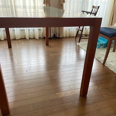 ガラス天板のダイニングテーブルの画像
