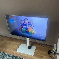 50型テレビ（自立スタンド付き）の画像