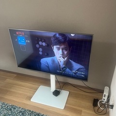50型テレビ（自立スタンド付き）の画像