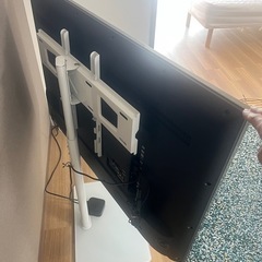50型テレビ（自立スタンド付き）の画像