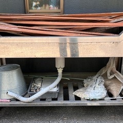 業務用のシンクと作業台の画像
