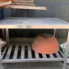 業務用のシンクと作業台の画像