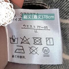 グレーチェックのスカートの画像