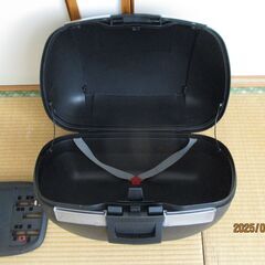 ★《個人》トップケース SHAD シャッド SH45 未装着・取付部品有、カギ２本有〔引取希望〕★の画像