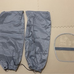 レインポンチョと長靴の画像