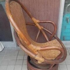 しっかりしたつくりの木製回転椅子ですの画像