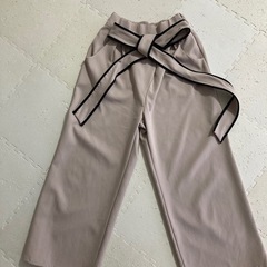 リボンベルトのパンツ
