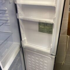 ☆中古￥9,800！オーヤマ　130㍑2ドア冷蔵庫　家電　2022年製　PRR-142D-B型　幅48㎝ｘ奥行53㎝ｘ高さ145㎝　【BE016】の画像