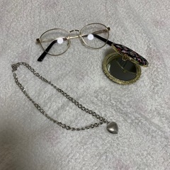 伊達メガネ、手鏡、ネックレス
