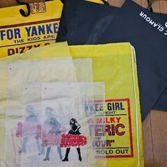 缶バッジ付【未使用】HYSTERIC GLAMOUR　ペアマグカップ　おまけショップバック、シール付きの画像