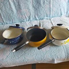 無料でさしあげます、家財、着物多数、食器多数未使用あり、炊飯器、鍋、食器棚、テーブル、いす、その他大量にあります。の画像
