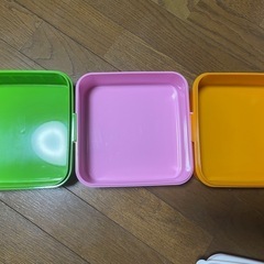ハローキティ 3段ランチボックス+プラスチック皿4枚の画像