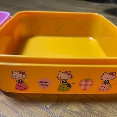 ハローキティ 3段ランチボックス+プラスチック皿4枚の画像