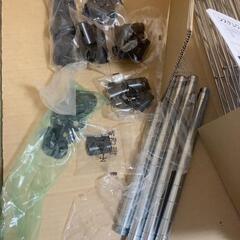 スチールラック　天板三枚と下段棒、キャスター　新品　天板一枚と上段と中断の棒のみ使用したためありませんの画像