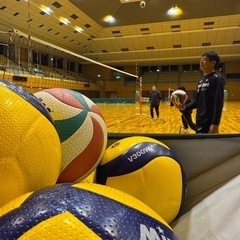 バレー初めたい人！一緒にどうですか😌 - スポーツ