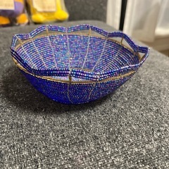 ケニア産　青紫色ビーズの花びら型皿の画像