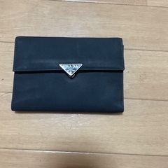プラダ　ナイロン折り財布