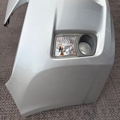 ZVW30プリウス　フロントバンパー　シルバーの画像