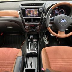 【車検2年付】【スバル エクシーガ クロスオーバー7 2.5iアイサイト 4WD】フリップダウンモニター ＢｌｕｅｔｏｏｔｈＡＵＤＩＯ 禁煙車 前左右パワーシート シートヒーター ハーフレザーオレンジスエード プッシュスタート 純正エアロ クルーズコントロール ＥＴＣ 人気のブラックの画像