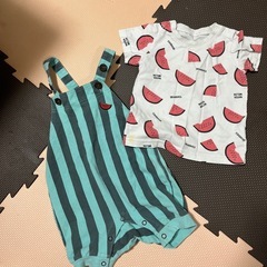 ストライプデザインのロンパース、スイカ柄のTシャツ