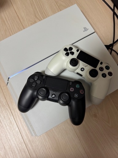 PS4本体とコントローラー2つ