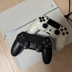 PS4本体とコントローラー2つ