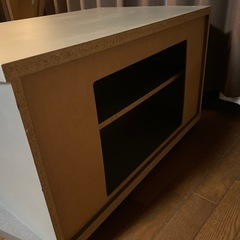 ガラスの扉のキャビネットの画像