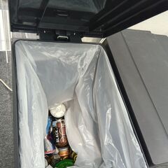 0円★破棄期限近づき・大幅値下げ★【ゴミ箱4個セット・ゴミ袋隠せる】ごみ箱 ダストボックス 分別 ペダル式 蓋付き おしゃれ スリム 幅28cm 高さ58cm モノトーン 室内用 東五反田 無料 無償 ただ タダの画像