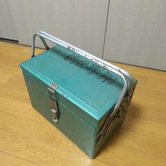 スチール製の工具箱