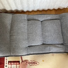 フラットになるひじ付き座椅子の画像